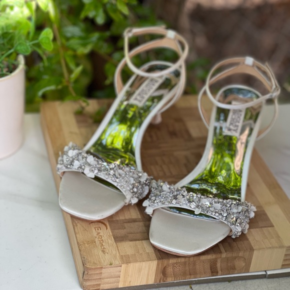 Badgley Mischka Telissa white satin embellished heels size 8 stores display - Picture 4 of 10